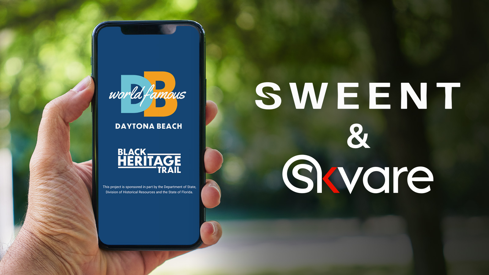 Halten Sie ein Smartphone in der Hand, auf dem das Daytona Beach Black Heritage Trail-Logo neben dem fett gedruckten Text „Sweent & Skvare“ zu sehen ist.