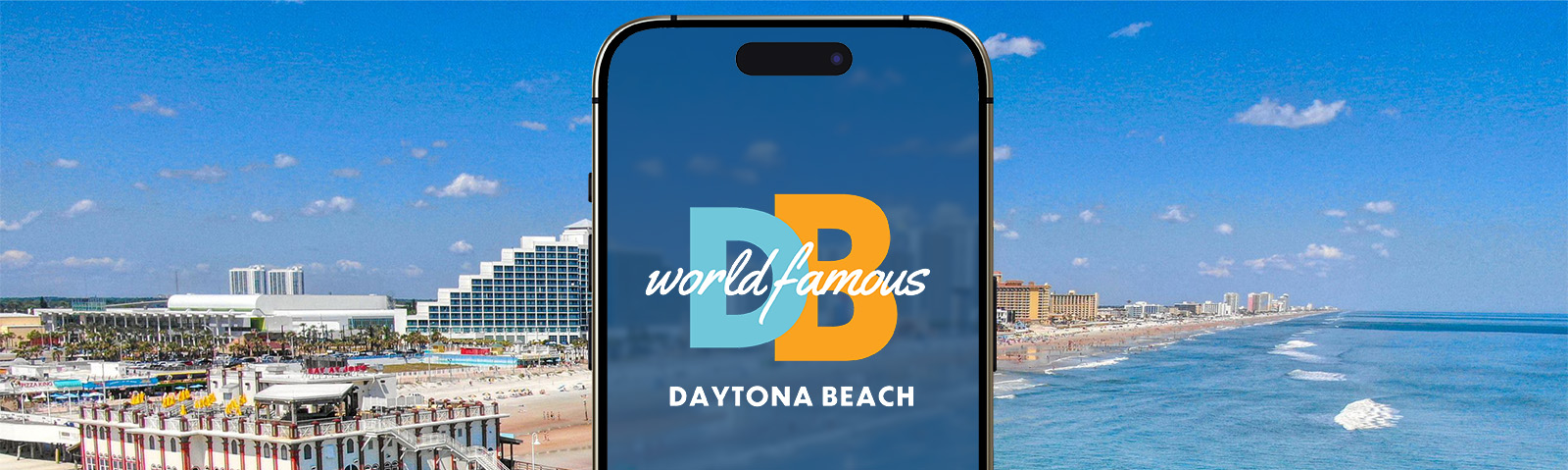 Smartphone mit dem Logo „World Famous Daytona Beach“ über einer Luftaufnahme des Daytona Beach Piers und des Ozeans.